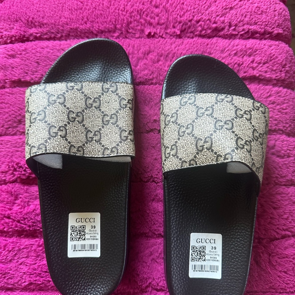 Gucci Black and Cream Sandals with Iconic Monogram